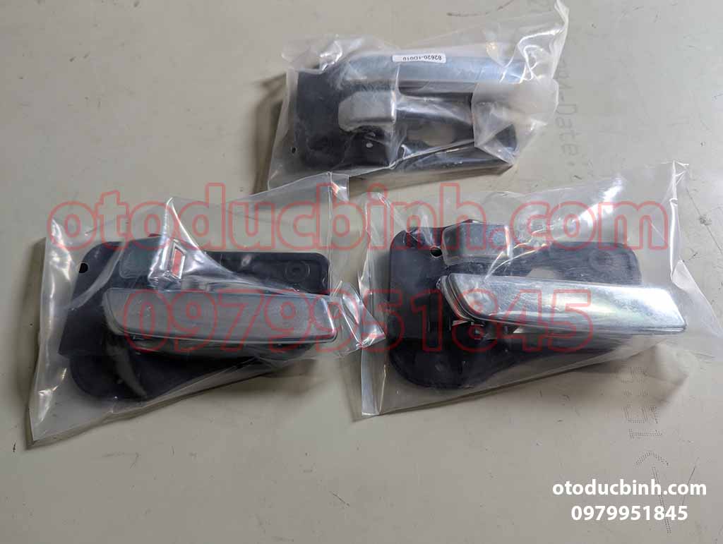 Tay mở cửa trong Kia Carens