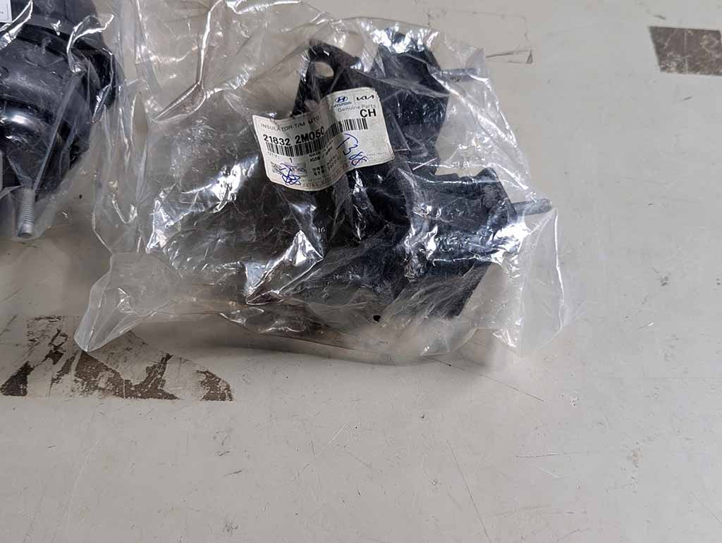 Chân hộp số Hyundai Genesis Coupe 2009-2012