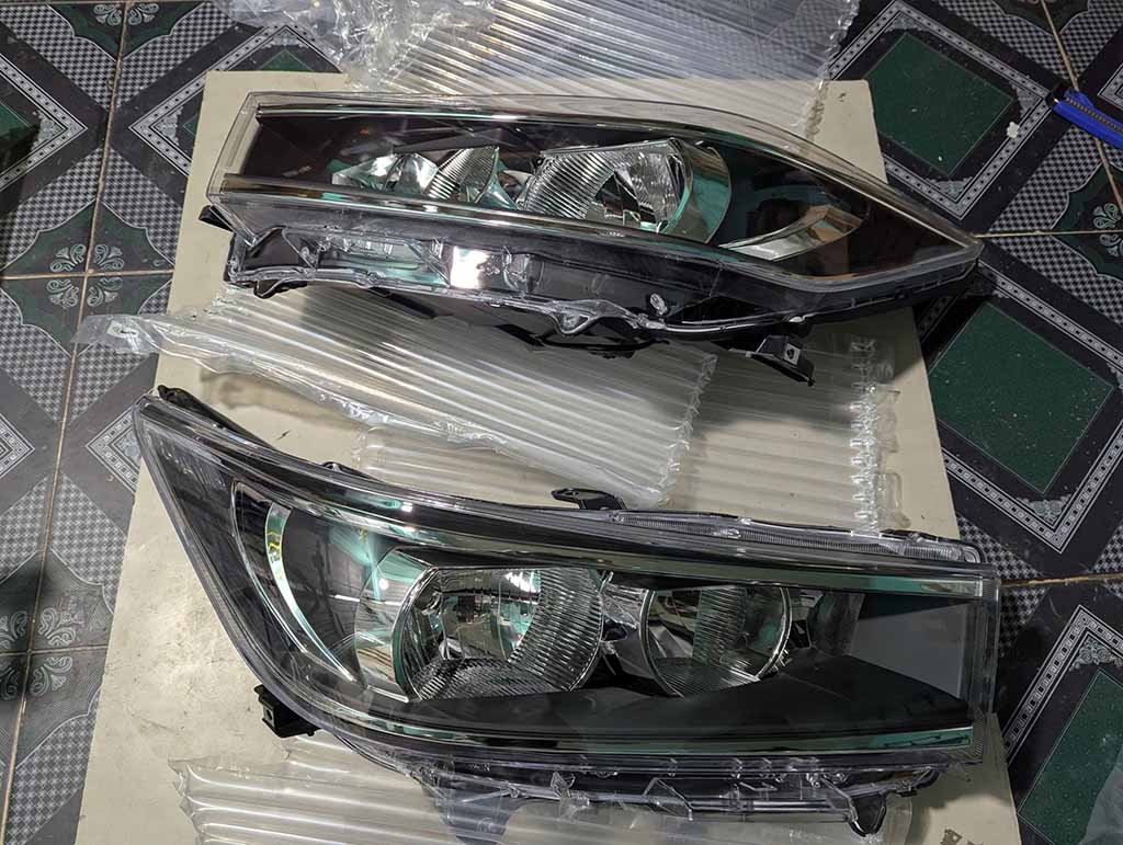 Đèn pha Toyota Innova 2019