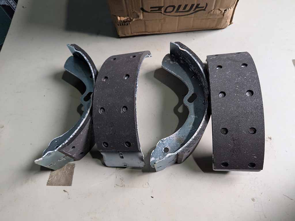 Bố thắng hay Guốc phanh sau Isuzu IZ49