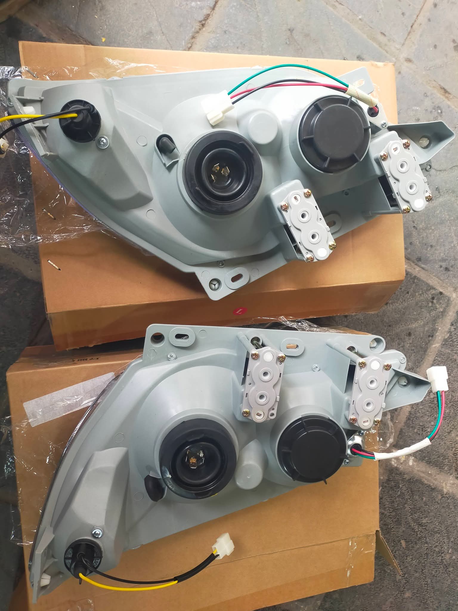 Đèn pha TMT 2.4 tấn Tmt