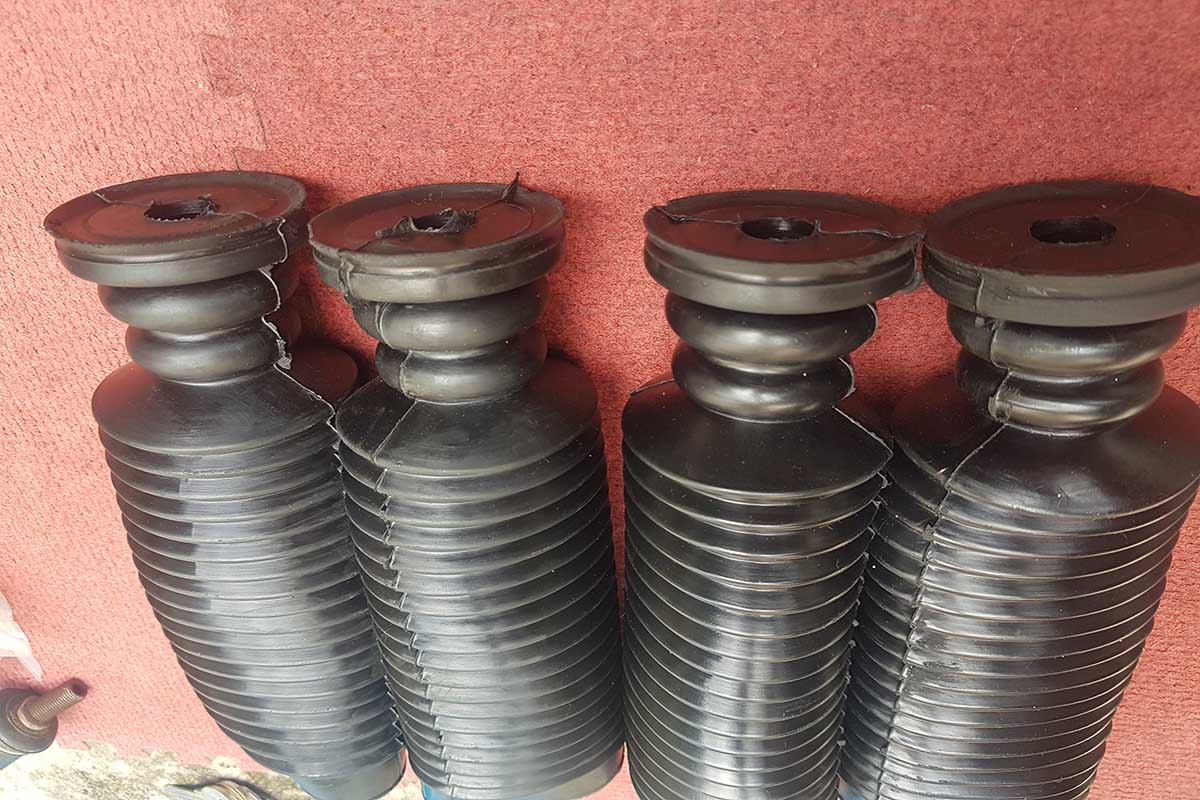 Chụp bụi giảm xóc trước liền tăm bông Toyota Cressida 1992-1996 552408m600 55240-8m600