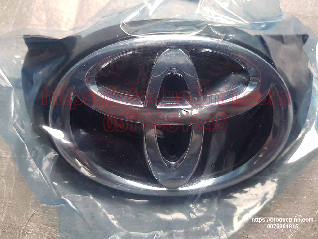 Logo liền đế mặt ca lăng Toyota Innova 2008-2012