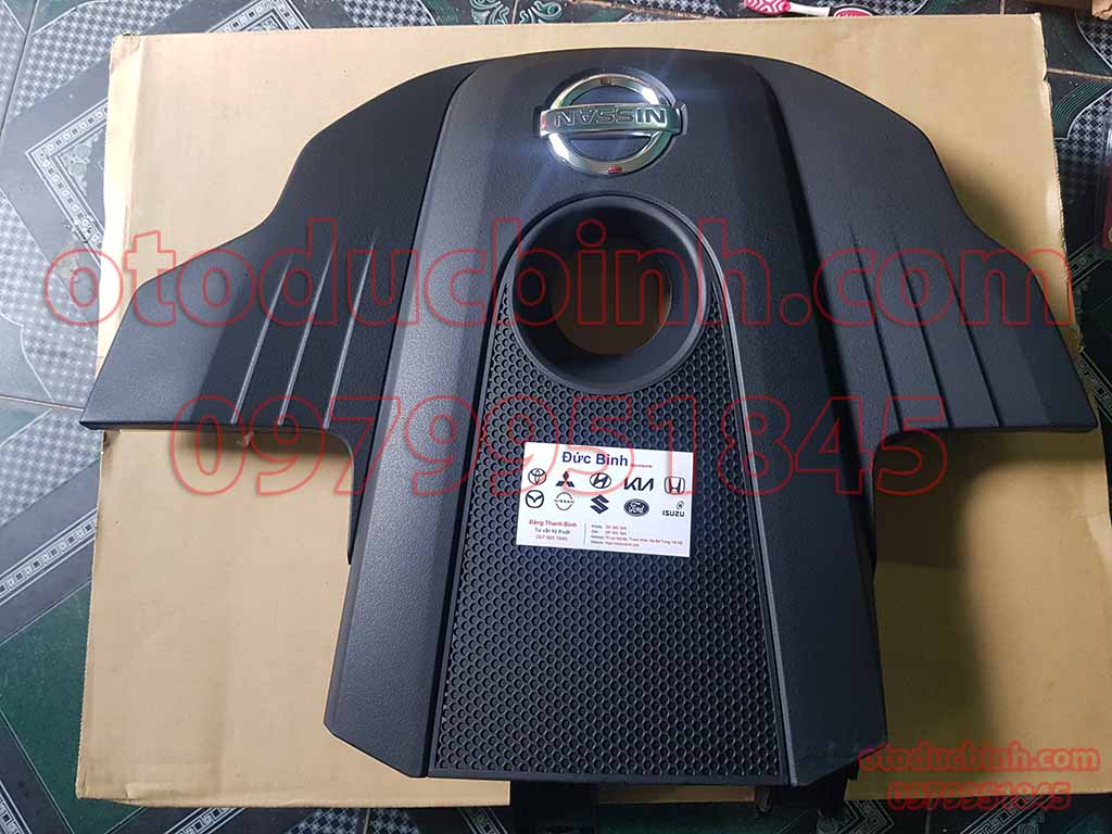 Nắp trang trí động cơ Nissan Navara