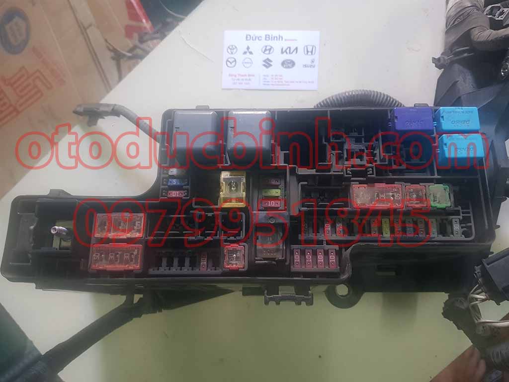 Hộp cầu trì trong khoang động cơ Toyota Innova 2016-2018 bãi 82115-KK191