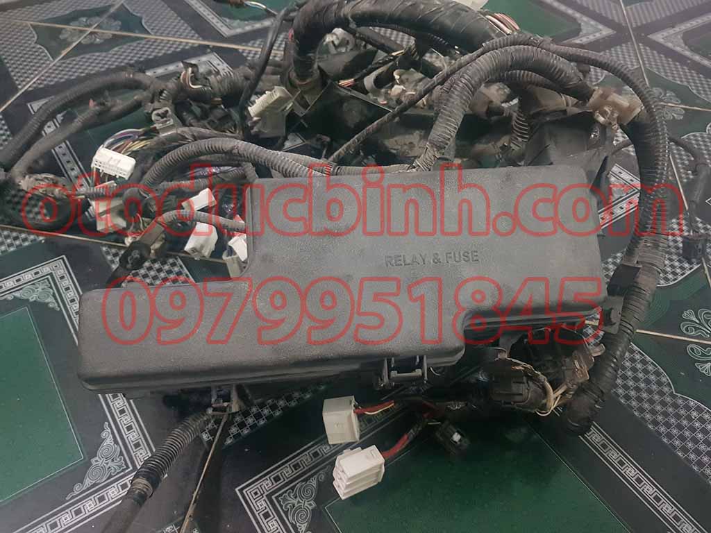 Hộp cầu trì trong khoang động cơ Toyota Innova 2016-2018 bãi 82115-KK191