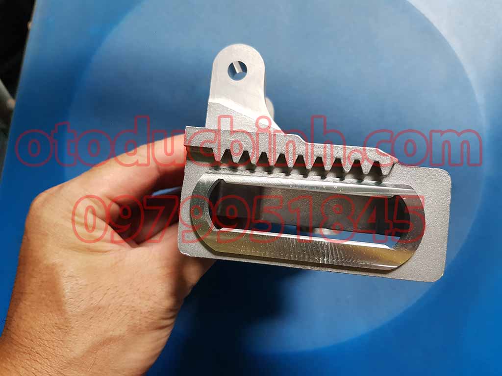 Chân bắt máy phát Daewoo Matiz, Chevrolet Spack 25181331