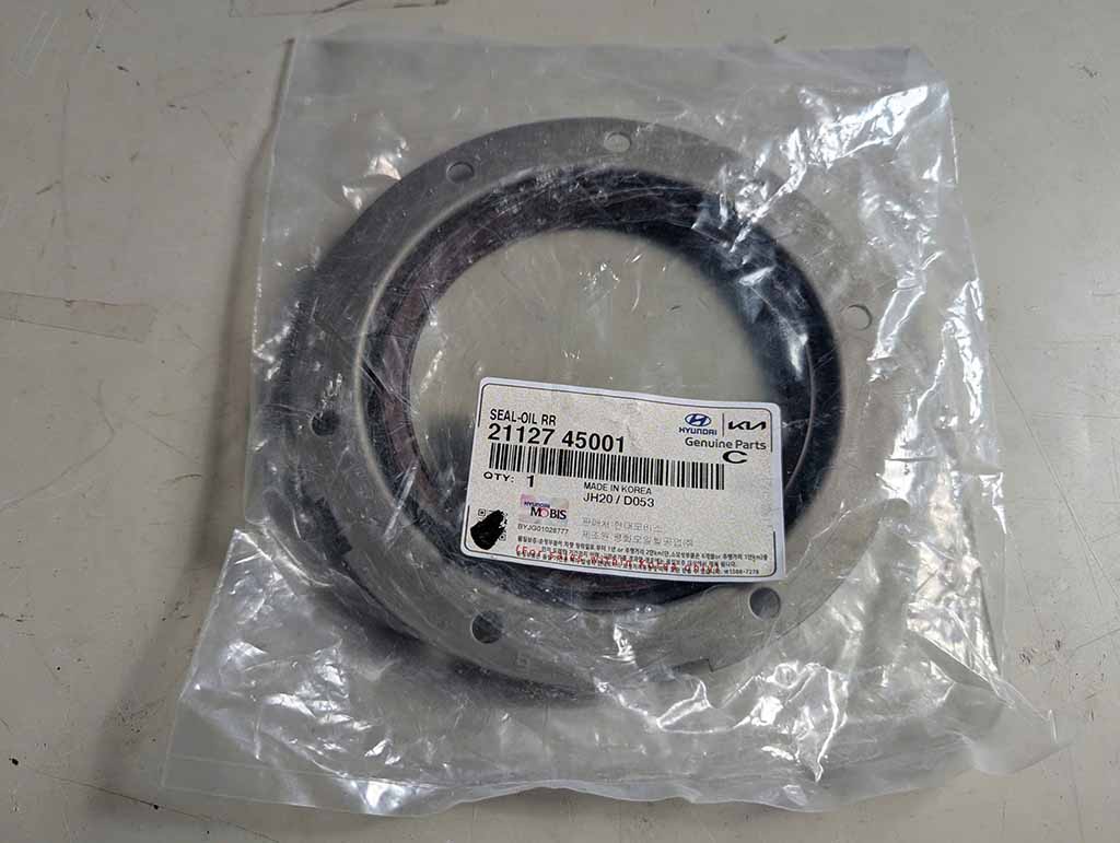 Phớt đuôi trục cơ Hyundai County, HD65