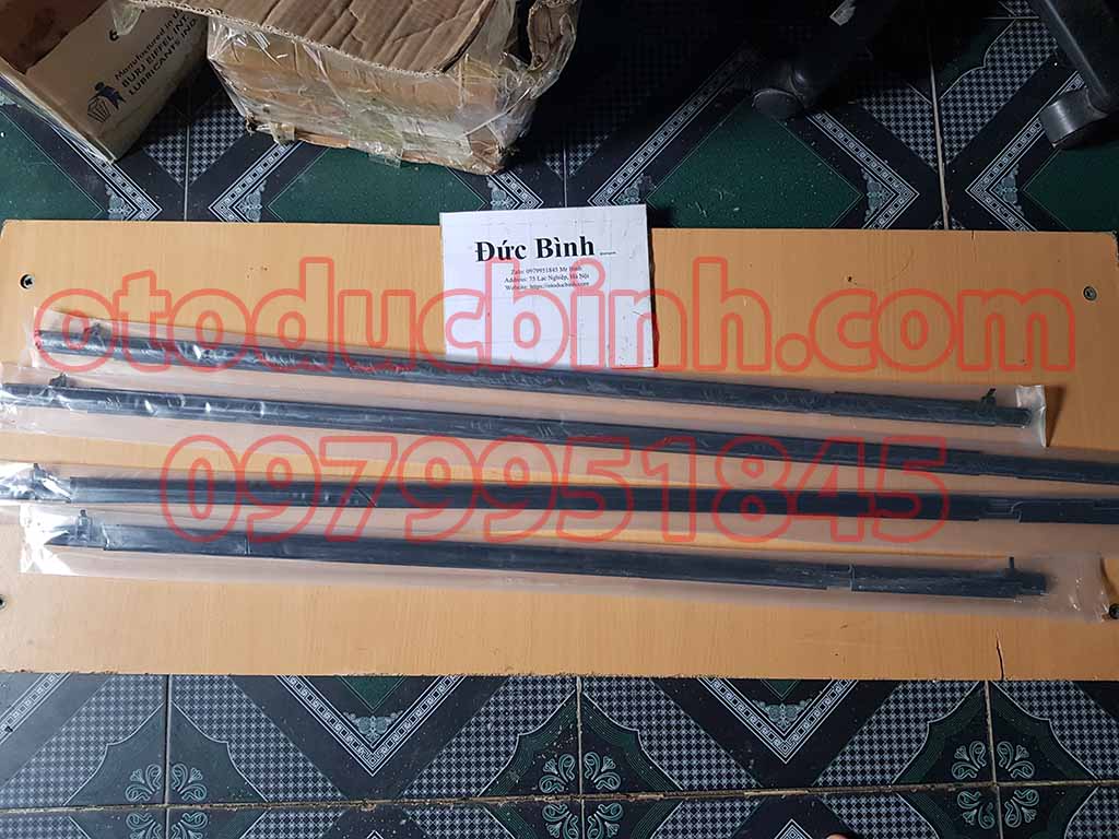 Nẹp chân kính ngoài Honda Civic (đen)