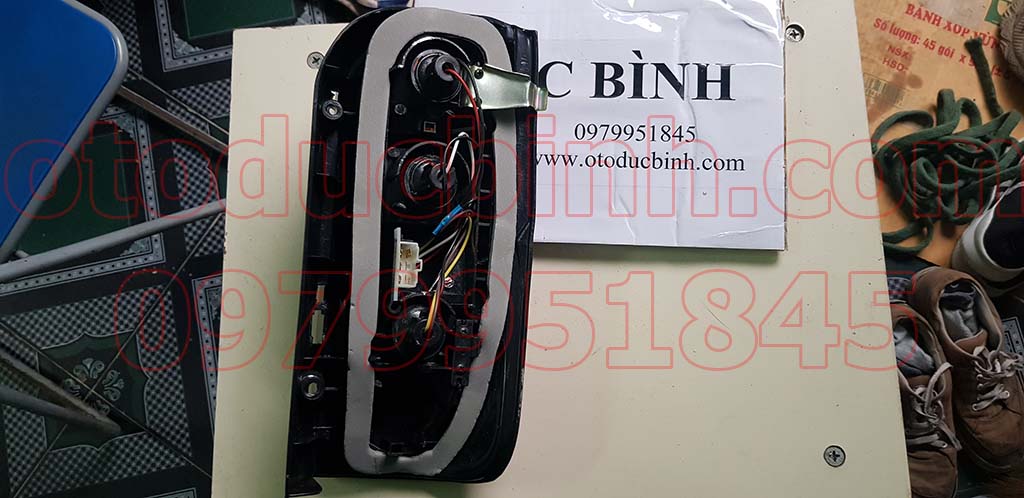 Đèn hậu bên lái Toyota Hiace 1992-2002 133101ar