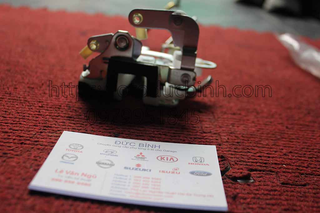 Ổ khoá ngậm cửa bên lái Hyundai County 813105a001