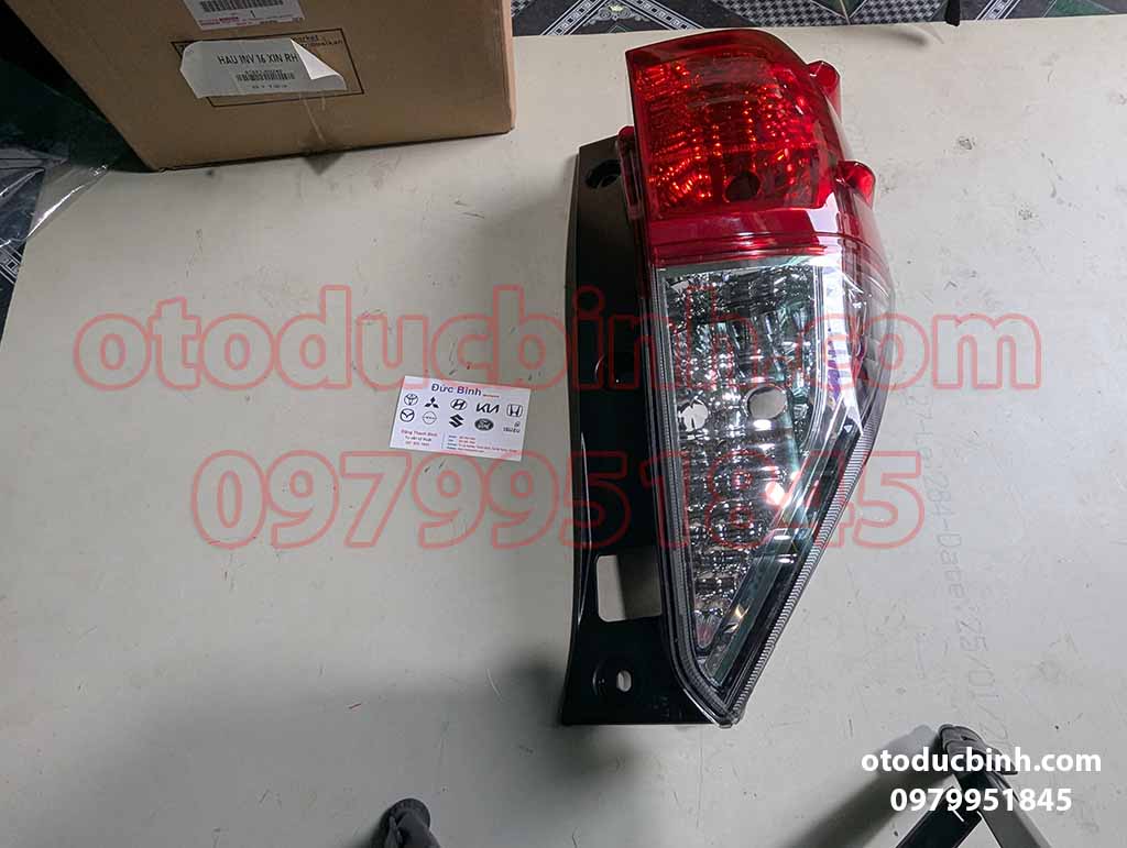 Đèn hậu miếng ngoài Toyota Innova 2016-
