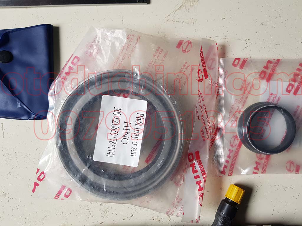 Phớt moay ơ sau Hino 300