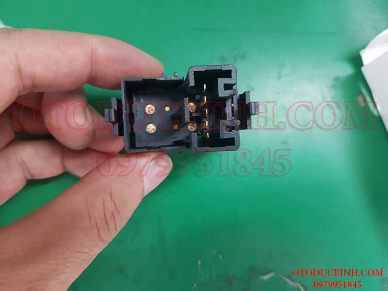 Công tắc nâng kính đơn Toyota Fortuner 2003-2013 848100K010