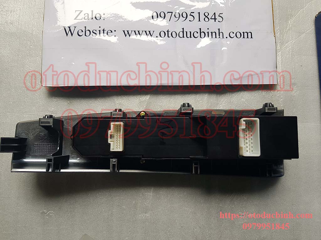 Công tắc nâng kính tổng Hyundai Santafe 2006-2012 935702b430k5