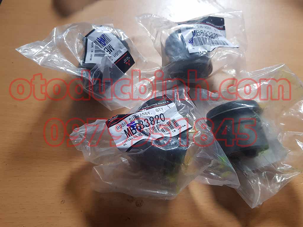 Cao su càng A trên Mitsubishi Pajero