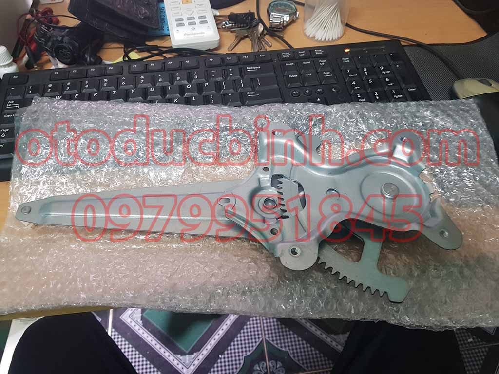 Compa nâng kính sau Toyota Altis 2004