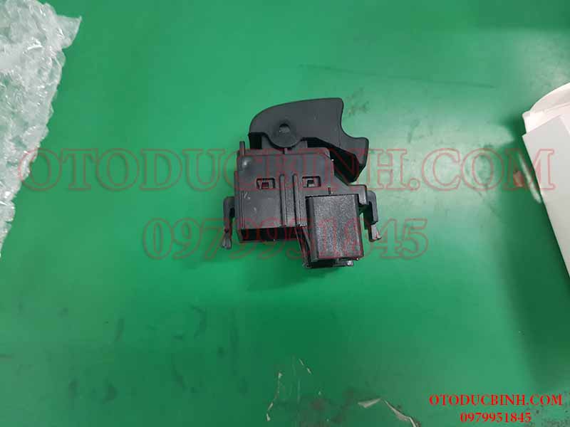Công tắc nâng kính đơn Toyota Fortuner 2003-2013 848100K010