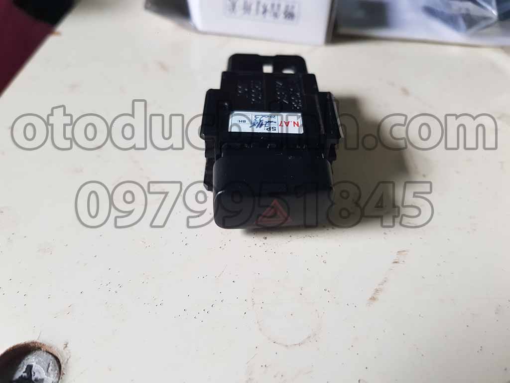 Công tắc đi thẳng Toyota Innova