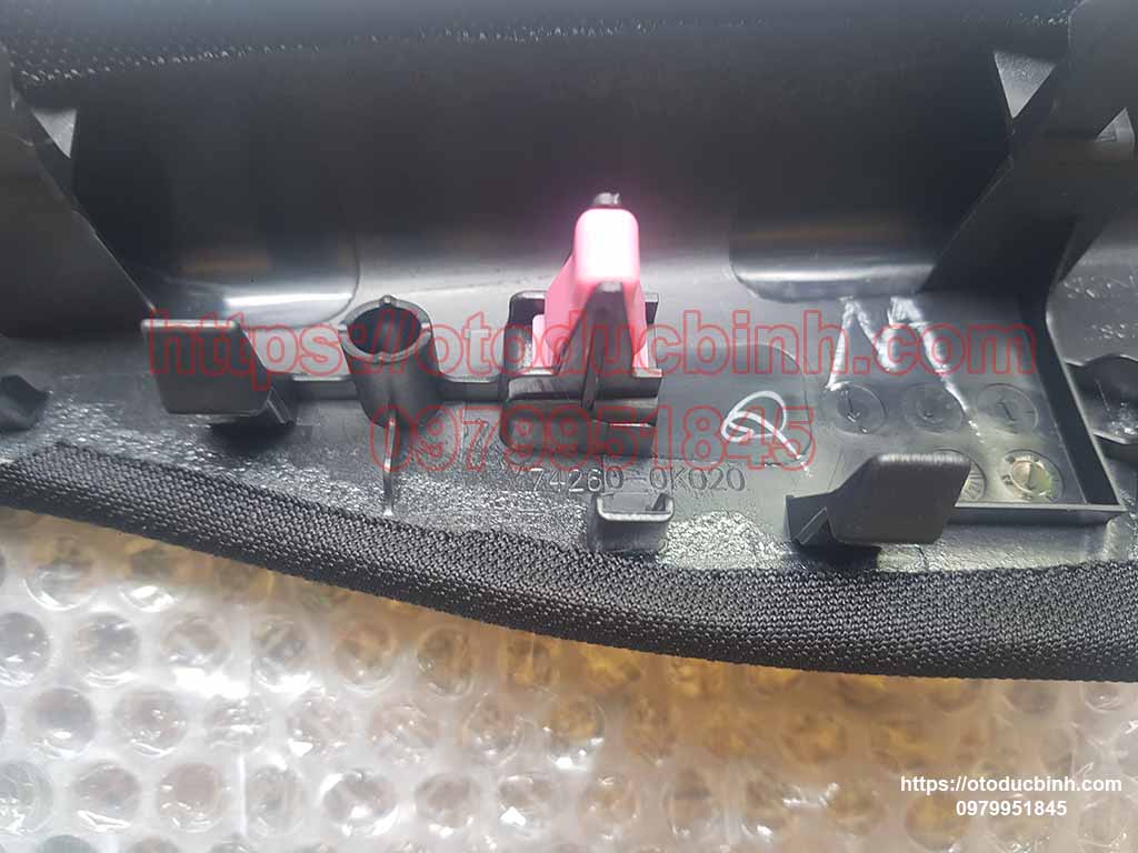 Mặt dưỡng ốp cánh cửa sau lái Toyota Hilux 2015-2021 742600K020C3