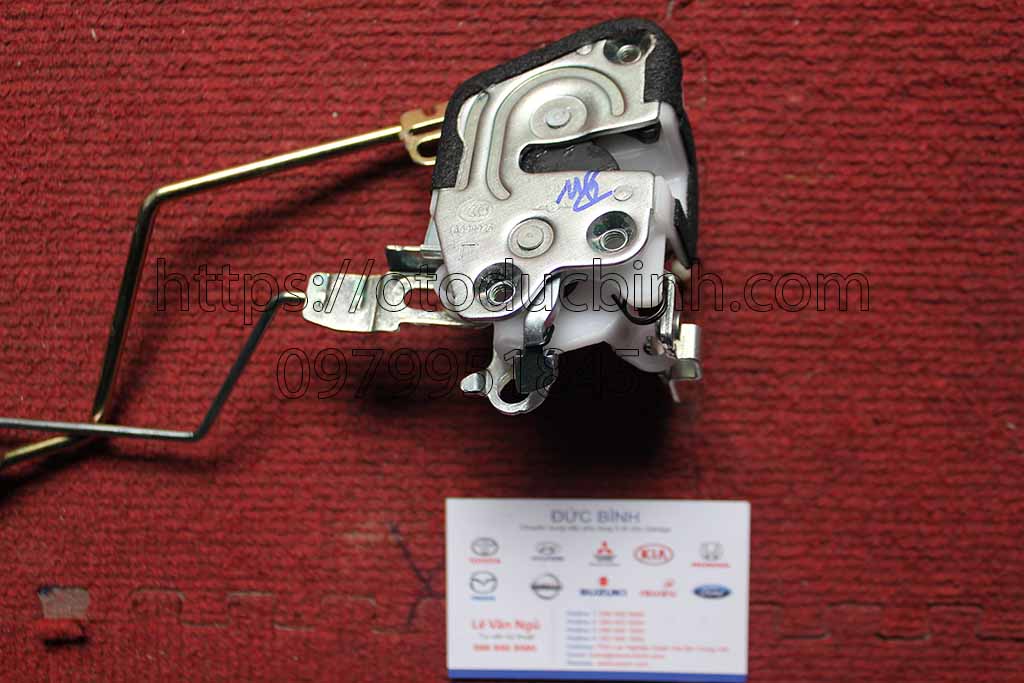 Ổ khoá ngậm cửa bên lái Hyundai County 813105a001