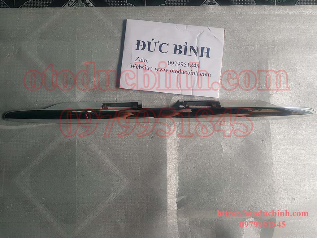Nẹp mạ crome cốp sau Toyota Innova 2004-2011
