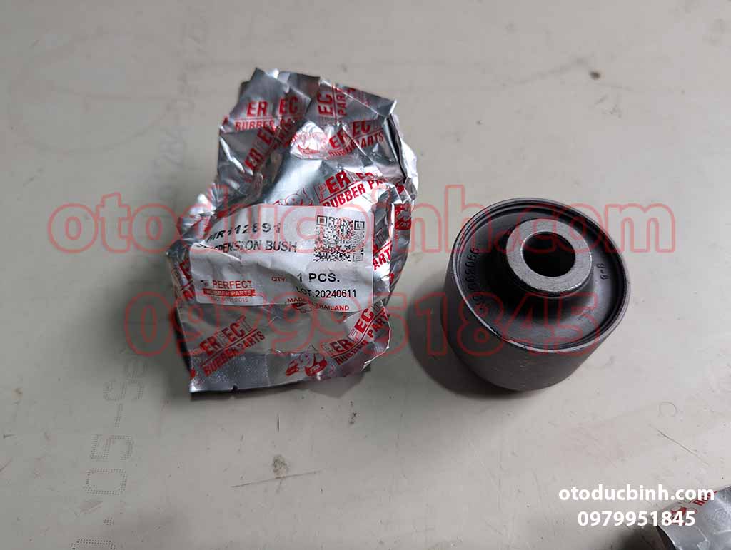 Cao su lót tay đòn treo sau dưới Mitsubishi Pajero V45