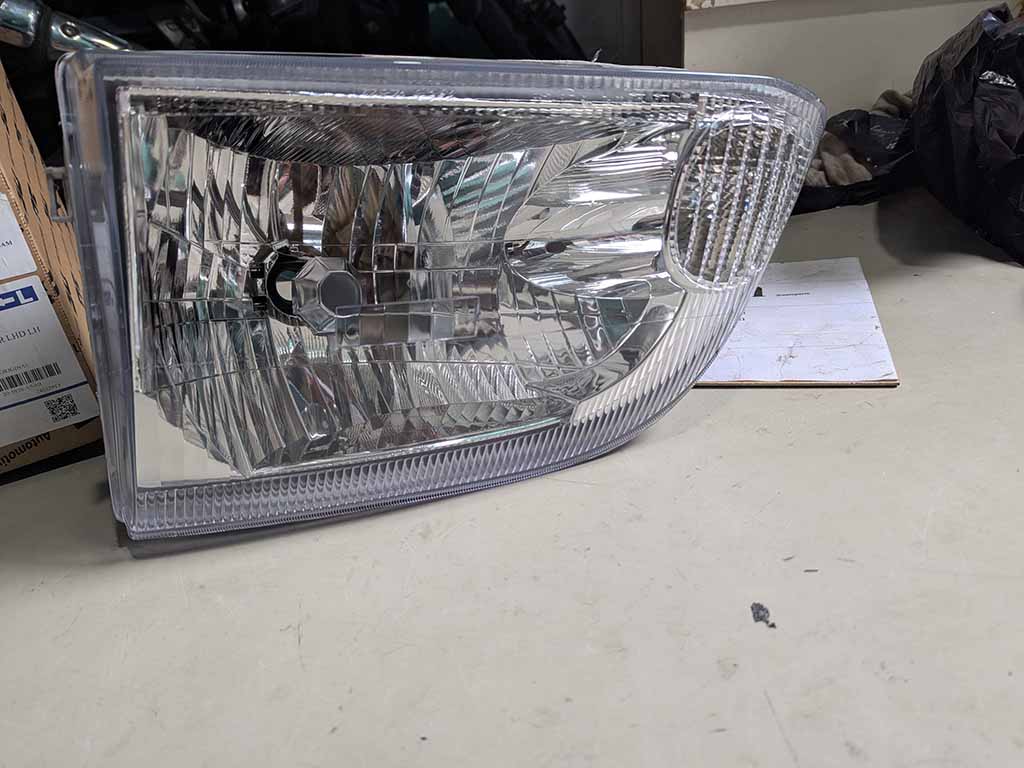Đèn pha Toyota Hiace 1995-2002