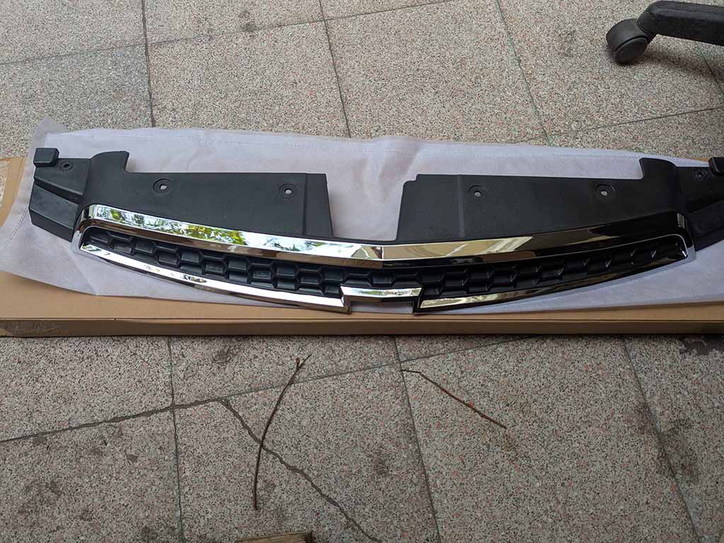 Mặt ca lăng Chevrolet Cruze 2010- 2014 ( trên )
