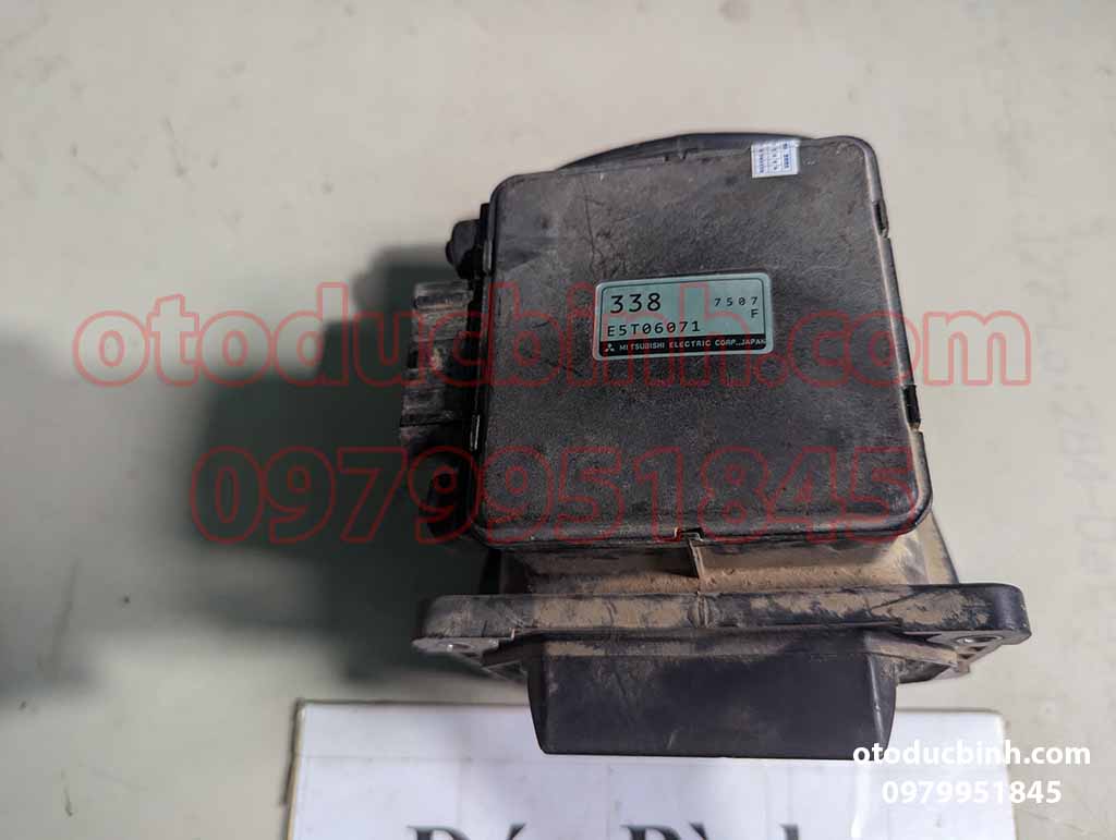 Cảm biến lưu lượng gió Mitsubishi Pajero V45