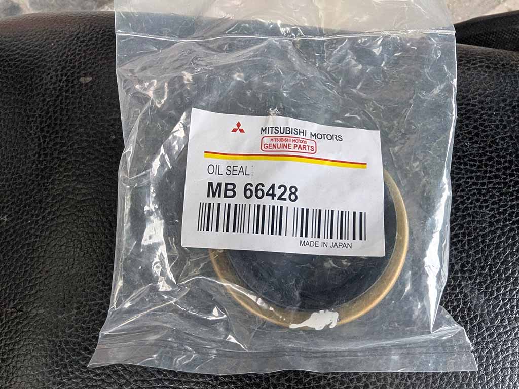 Phớt láp cầu sau Hyundai Terracan mb66428