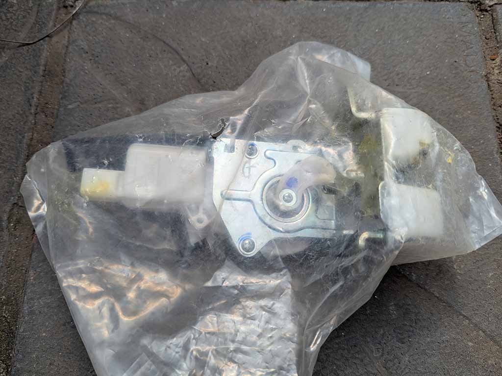 Ổ khoá ngậm cốp sau Suzuki Swift 2013-2017