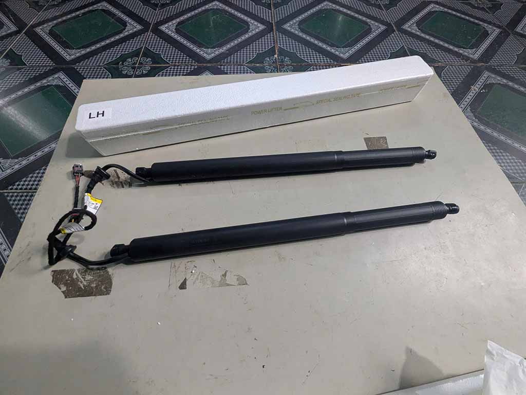 Ty điện cốp sau Kia Carnival 2021-202X