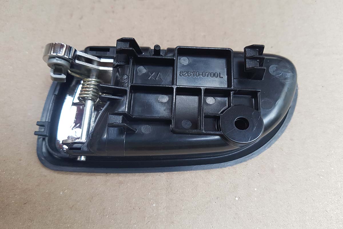 Tay mở cửa trong trước trái có mạ Kia Morning, Picanto 8261007010EQ
