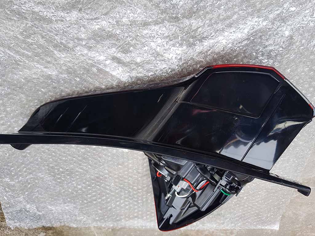 Đèn hậu ngoài bên lái Mitsubishi Xpander 8330b096