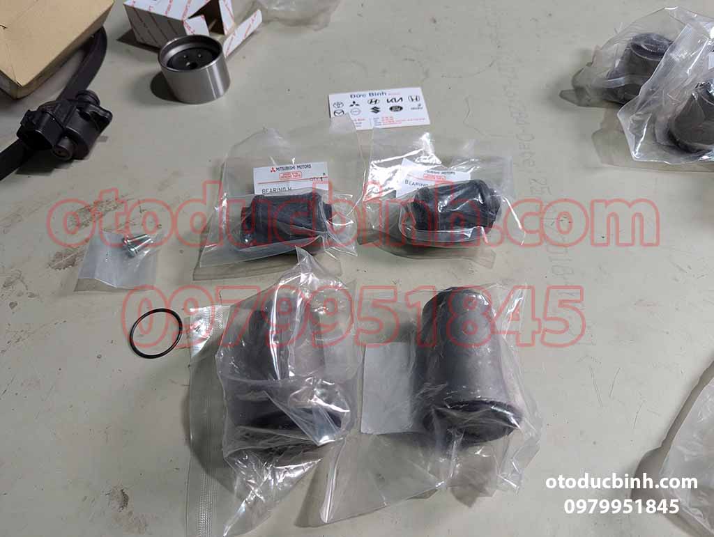 Cao su càng A dưới Mitsubishi Pajero V45