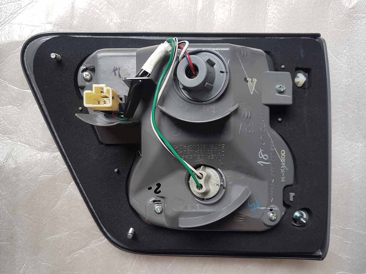 Đèn hậu miếng trong trái Toyota Fortuner 2013-2015 815800k150