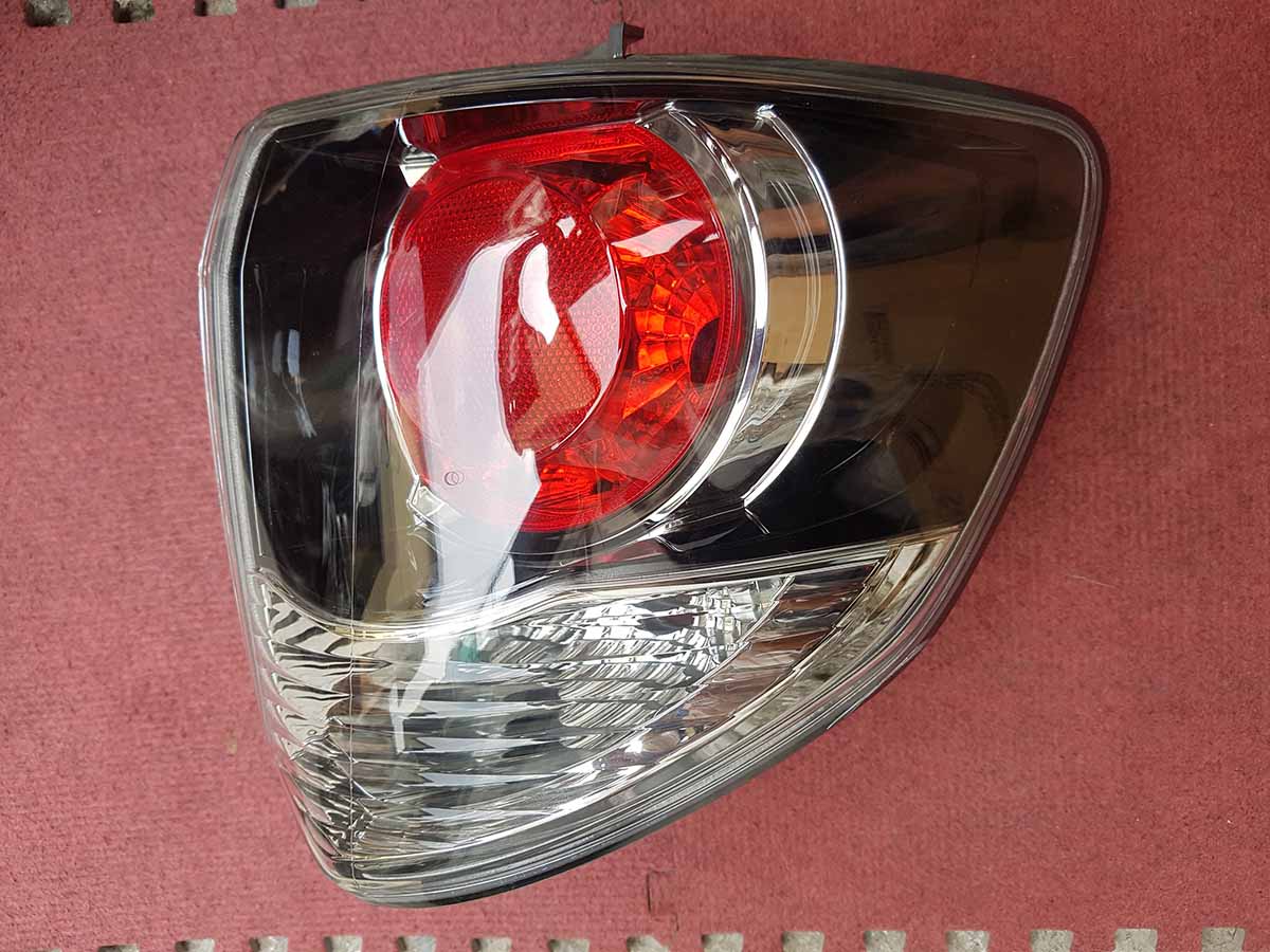 Đèn hậu miếng ngoài trái Toyota Fortuner 2013-2015
